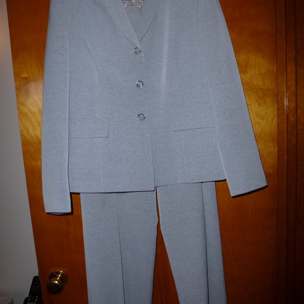 Jones Wear spring, summer pant suit